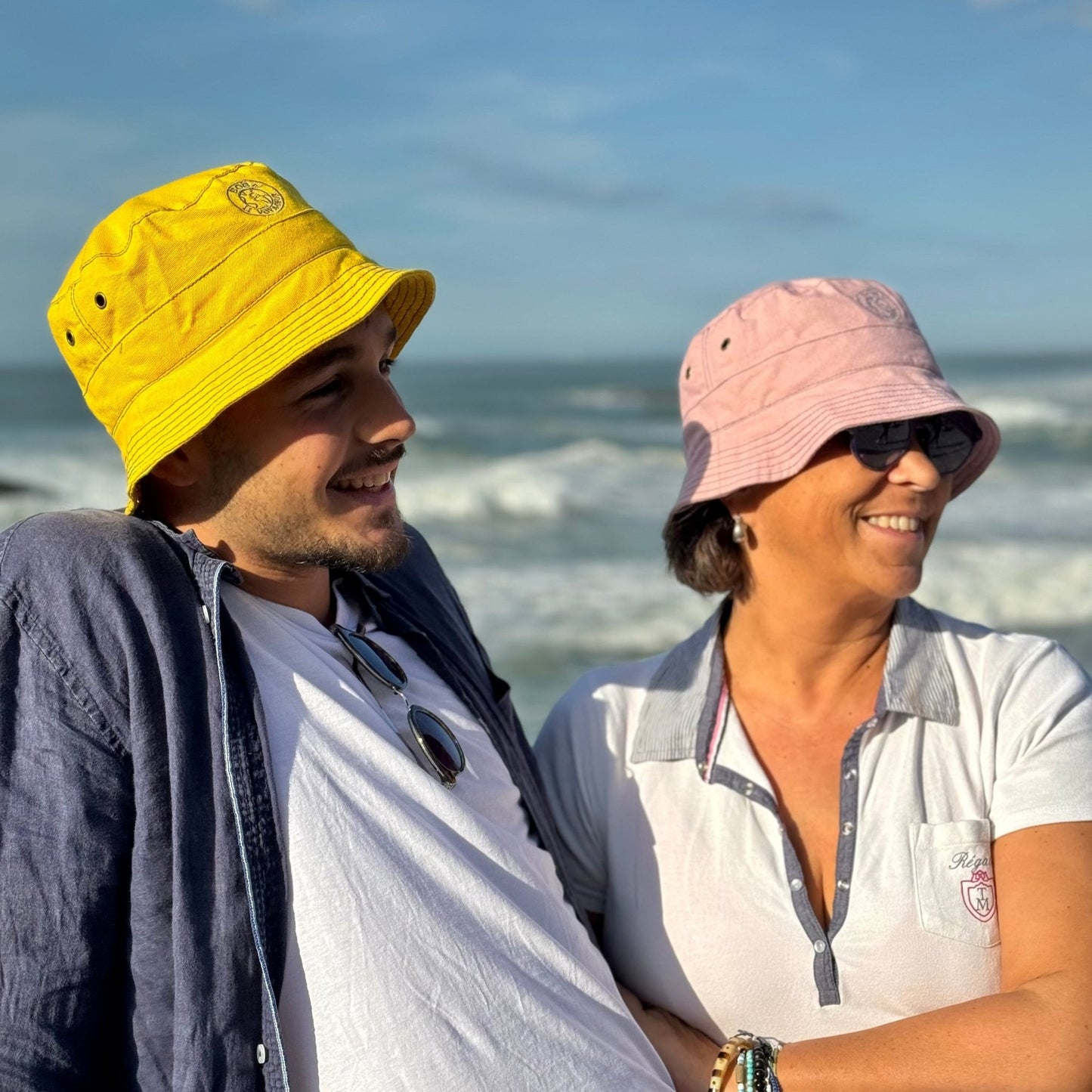 bob jaune porté pour le voyage