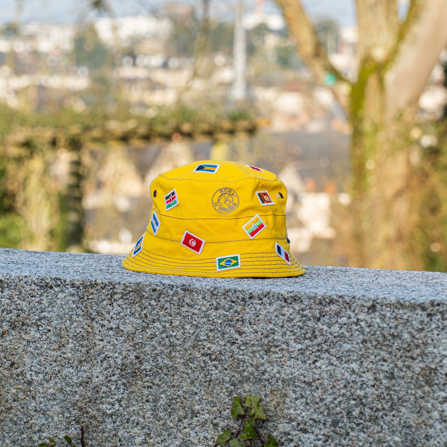 Bob jaune personnalisé avec drapeau brodé