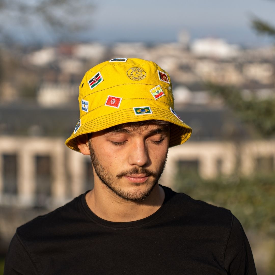 Bob personnalisé avec les drapeaux en broderie