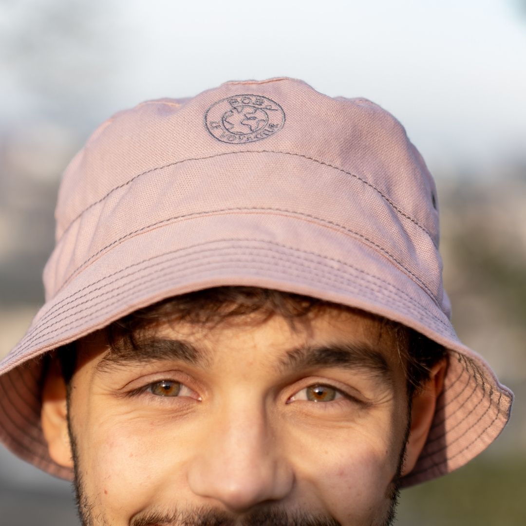 Drapeau brodé sur bob rose