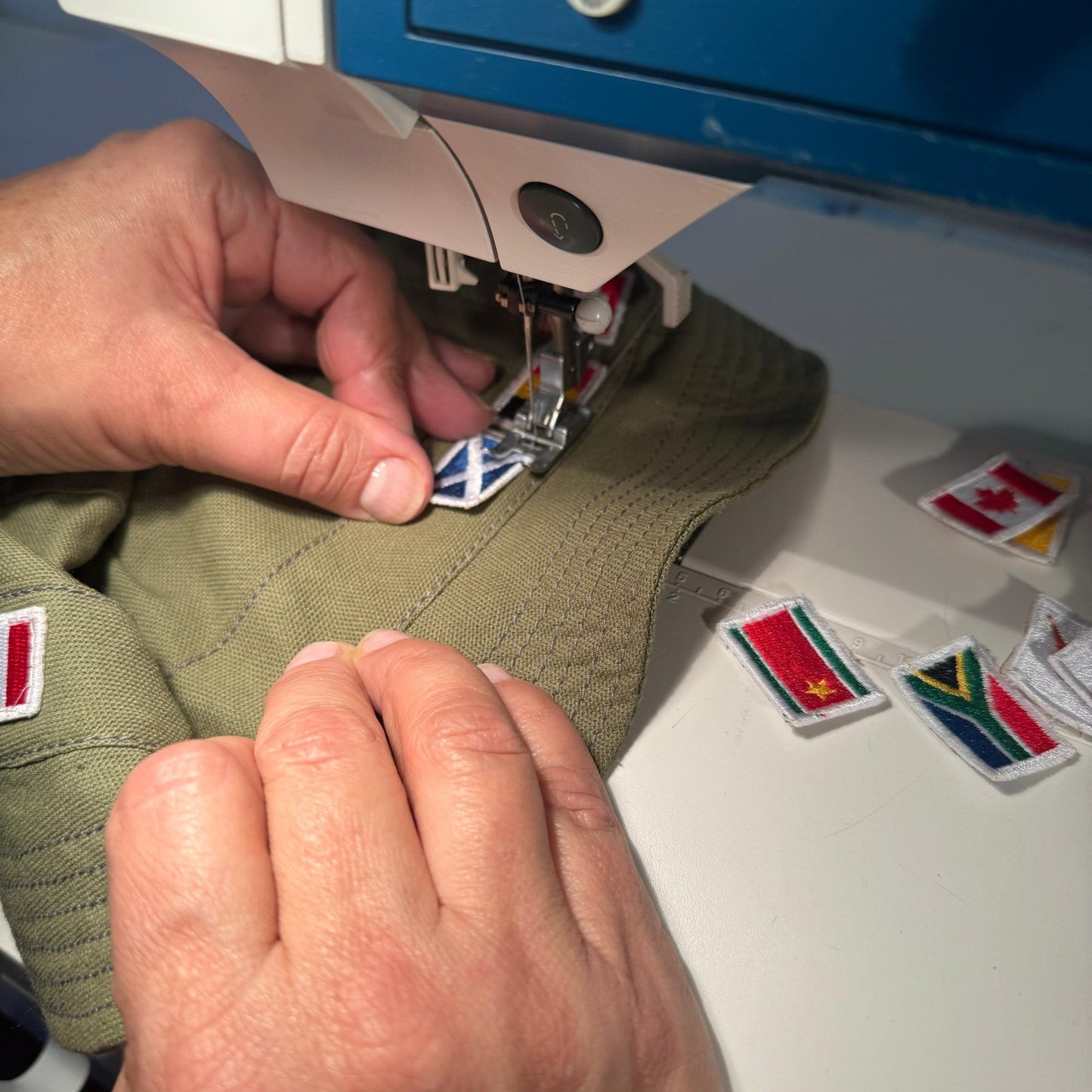 Couture d’un drapeau brodé sur bob coton