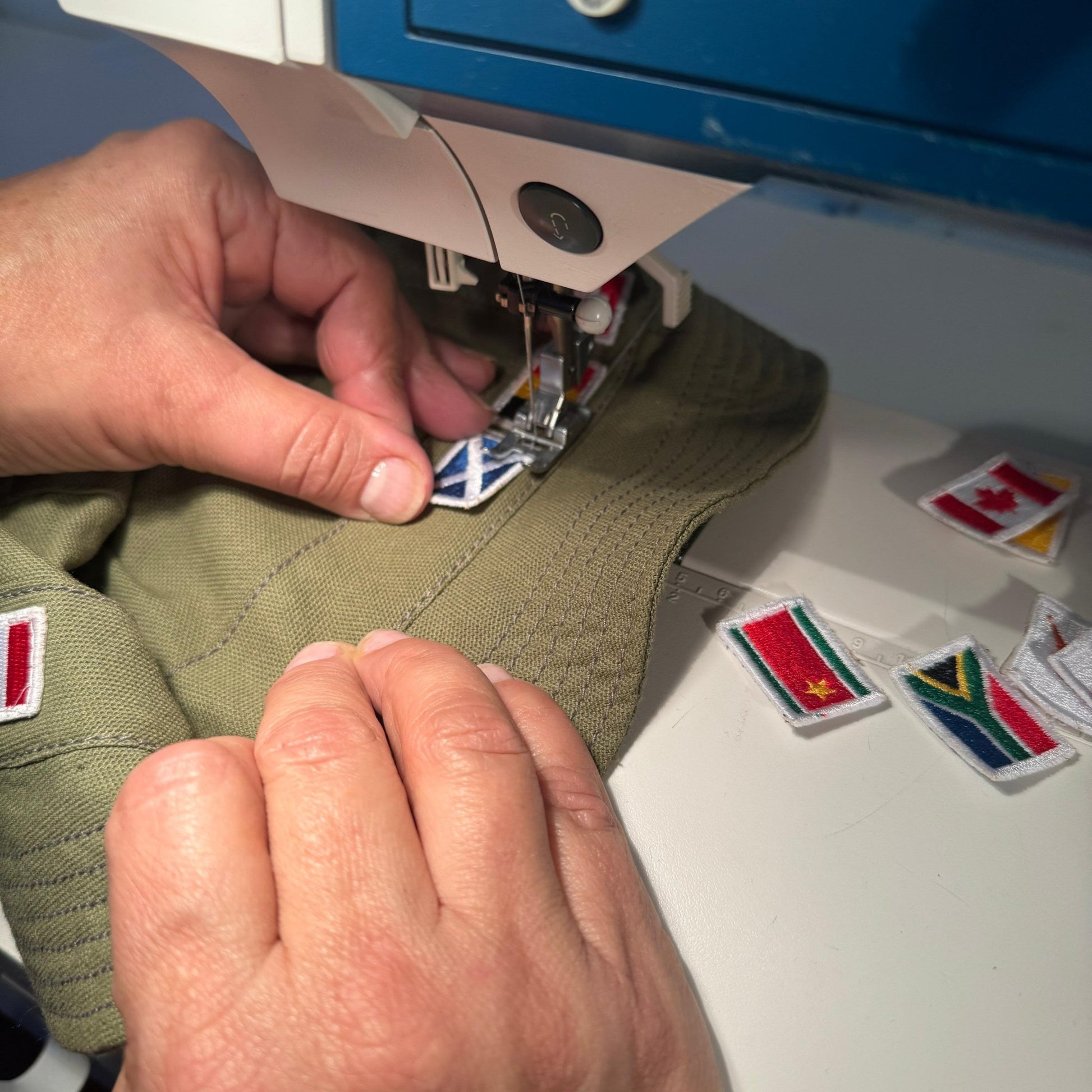 Couture d’un drapeau brodé sur bob coton