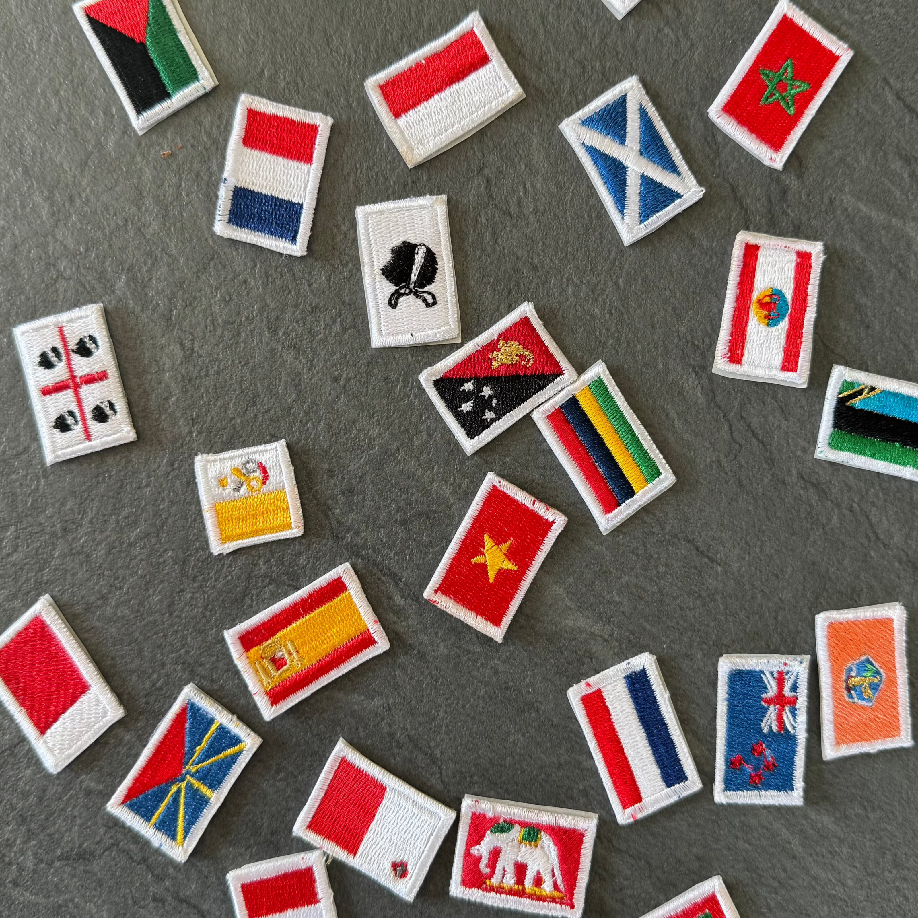 Collection de drapeaux brodés pour voyage